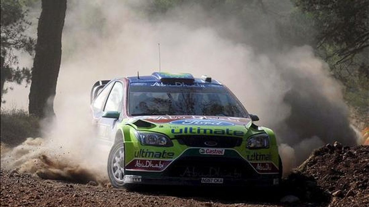 El piloto finlandés Jari-Matti Latvala y su copiloto, Antila Mikka, a los mandos de su Ford Focus RS WRC 08, durante la jornada de hoy de la 56 edición del Rally de Acrópolis, en Harvati, Grecia. EFE El piloto finlandés Jari-Matti Latvala y su copiloto, Antila Mikka, a los mandos de su Ford Focus RS WRC 08, durante la jornada de hoy de la 56 edición del Rally de Acrópolis, en Harvati, Grecia. EFE