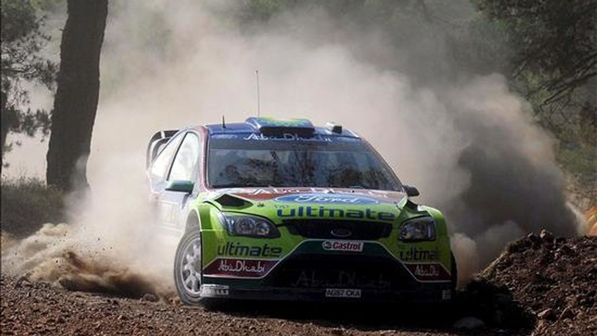 El piloto finlandés Jari-Matti Latvala y su copiloto, Antila Mikka, a los mandos de su Ford Focus RS WRC 08, durante la jornada de hoy de la 56 edición del Rally de Acrópolis, en Harvati, Grecia. EFE