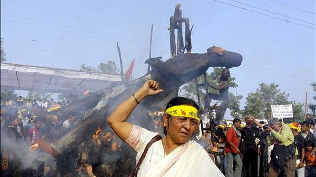 Activistas protestan en contra del escape de gas ocurrido hace 26 años en Bhopal que causó la muerte de 3.000 personas con motivo del aniversario hoy, viernes, 3 de diciembre de 2010. Según varios informes se estima que cerca de 20.000 personas han muerto a causa de esta tragedia. EFE
