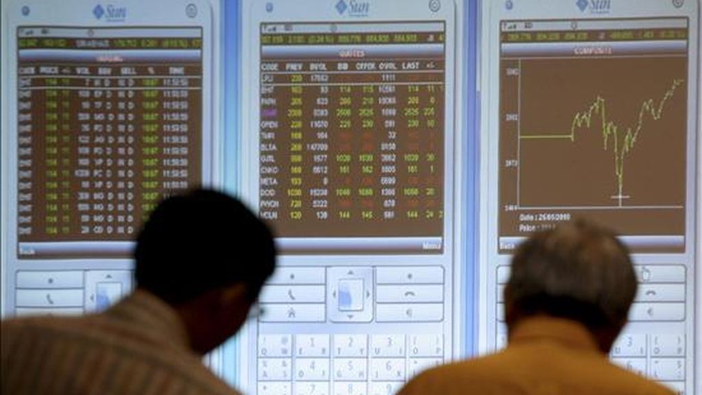 Dos inversores indonesios observan un tablero electrónico con los índices de la Bolsa de Yakarta, Indonesia. EFE/Archivo Dos inversores indonesios observan un tablero electrónico con los índices de la Bolsa de Yakarta, Indonesia. EFE/Archivo