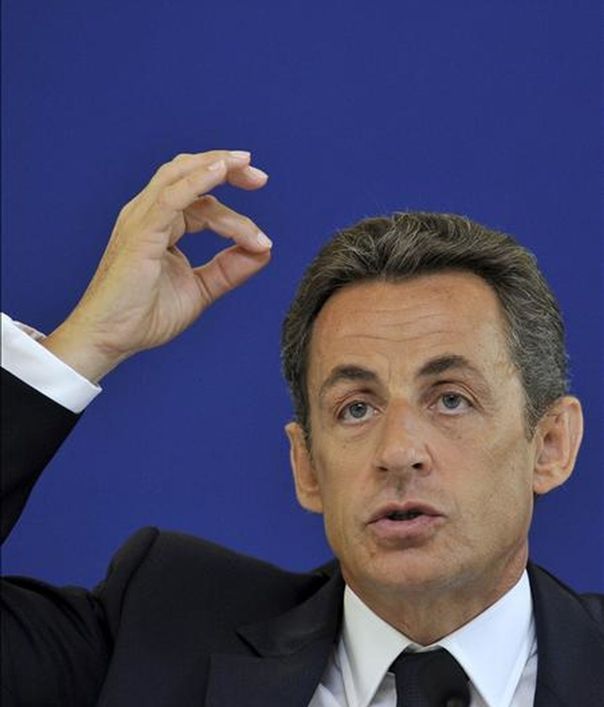 El presidente francés, Nicolas Sarkozy, comparecerá en la cadena de televisión pública "France 2" el próximo lunes para hablar de cuestiones de "actualidad", entre las que sin duda se incluirá el escándalo protagonizado por la heredera de L'Oréal, Liliane Bettencourt. EFE/Archivo