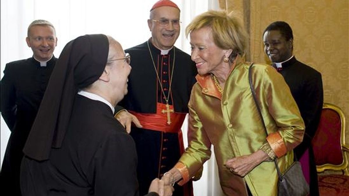 La vicepresidenta primera del Gobierno de España, María Teresa Fernández de la Vega (d), saludando a una monja a su llegada a su reunión este lunes con el secretario de Estado del Vaticano, Tarcisio Bertone (c). EFE La vicepresidenta primera del Gobierno de España, María Teresa Fernández de la Vega (d), saludando a una monja a su llegada a su reunión este lunes con el secretario de Estado del Vaticano, Tarcisio Bertone (c). EFE