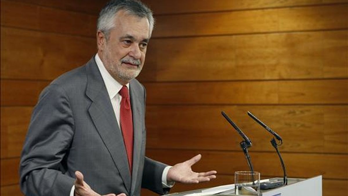 El presidente de la Junta de Andalucía, José Antonio Griñán, durante la rueda de prensa que ofreció hoy tras finalizar la reunión que mantuvo en el Palacio de la Moncloa, con el presidente del Gobierno, José Luis Rodríguez Zapatero. EFE