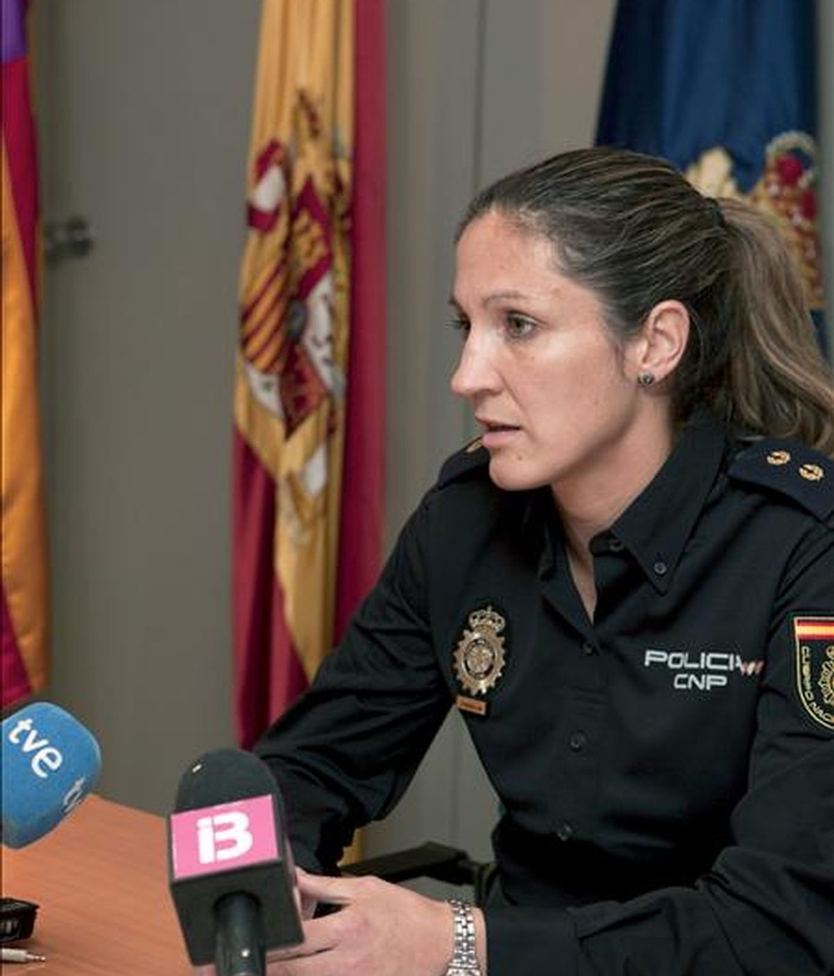 La portavoz de la Jefatura Superior de Policia de Baleares, Janka Jurqiewicz, durante la rueda de prensa que ofreció hoy tras el hallazgo de una maleta con restos óseos abandonada en la costa sur de Menorca. EFE