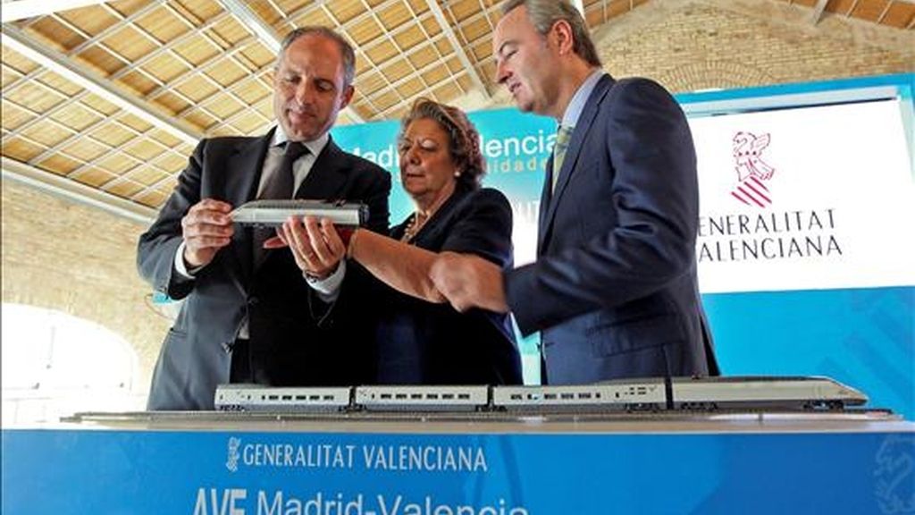 El president de la Generalitat, Francisco Camps (i), y los alcaldes de Valencia, Rita Barberá, y Castellón, Alberto Fabra, estudian una maqueta de una locomotora del AVE durante el acto de presentación del estudio del impacto socioeconómico de la llegada del tren de alta velocidad a Valencia. EFE El president de la Generalitat, Francisco Camps (i), y los alcaldes de Valencia, Rita Barberá, y Castellón, Alberto Fabra, estudian una maqueta de una locomotora del AVE durante el acto de presentación del estudio del impacto socioeconómico de la llegada del tren de alta velocidad a Valencia. EFE