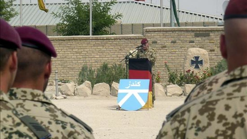 Oficiales alemanes asisten a la ceremonia de cambio de mando del equipo alemán de reconstrucción provincial de la Fuerza Internacional de Asistencia a la Seguridad (ISAF) de la OTAN en la base militar de Kunduz (Afganistán), el pasado 27 de septiembre. EFE/Archivo Oficiales alemanes asisten a la ceremonia de cambio de mando del equipo alemán de reconstrucción provincial de la Fuerza Internacional de Asistencia a la Seguridad (ISAF) de la OTAN en la base militar de Kunduz (Afganistán), el pasado 27 de septiembre. EFE/Archivo