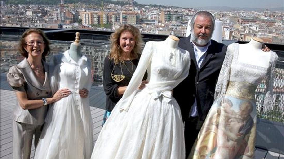 Las diseñadoras Cristina Arana (i), Ivonne Ruiz y Raimón Bundó, durante la presentación de algunos de los trajes de novias creados por ellos en el 40 aniversario en el oficio, que exhiben en una exposición que recoge toda la trayectoria de la firma Bundó. EFE
