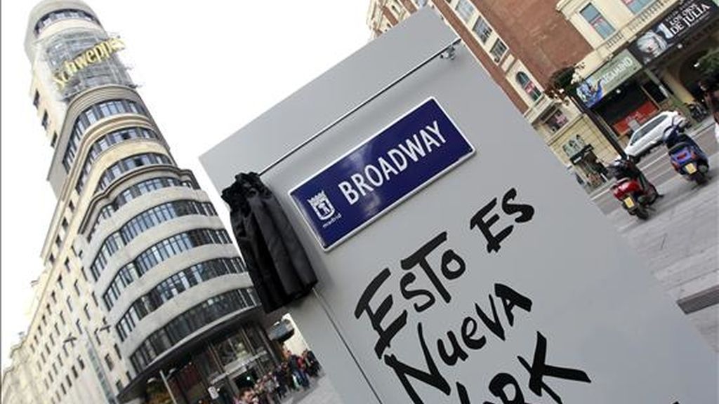 La Gran Vía madrileña, la emblemática avenida de la capital que este año cumple el centenario del inicio de sus obras, se llama hoy por un día Broadway. El nombre de la célebre calle neoyorquina lucirá durante toda la jornada de hoy en una placa temporal (en la imagen) que se ha instalado en la esquina de la Gran Vía con Callao. EFE