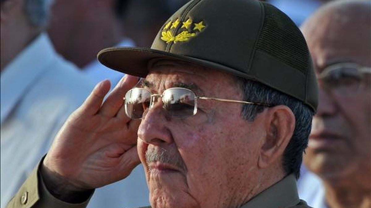 El presidente cubano, Raúl Castro, preside el acto por el Día de la Rebeldía Nacional, en la central ciudad de Santa Clara (Cuba). EFE