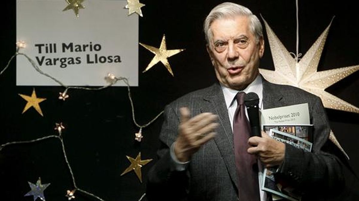 El escritor hispano-peruano Mario Vargas Llosa, durante el discurso que ha pronunciado en la visita realizada al colegio de niños inmigrantes Rinkeby, a las afueras de la ciudad de Estocolmo donde hoy recibirá el Premio Nobel de Literatura. EFE
