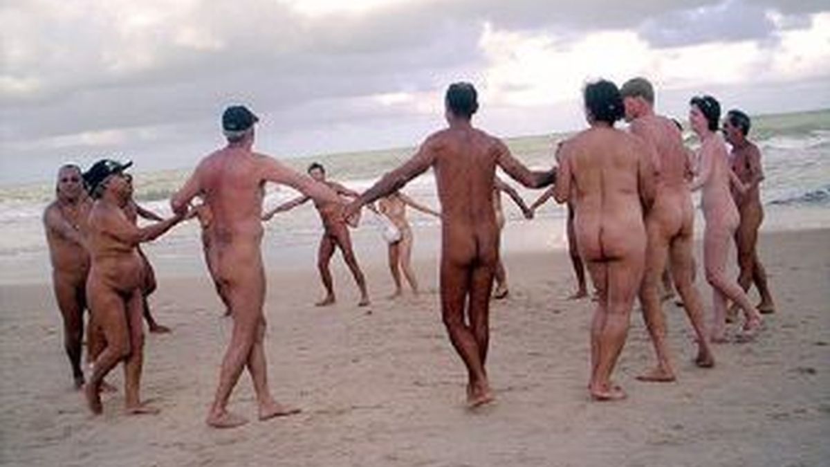 Los nudistas contra los amantes del sexo libre