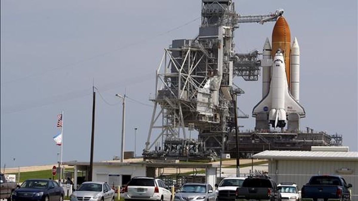 El transbordador espacial Endeavour preparado tras completar la estructura de rotación (RSS) en el centro espacial Kennedy de Cabo Cañaveral, Florida, EE.UU. EFE