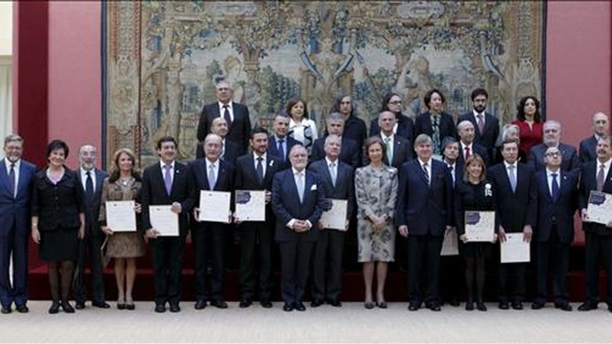 La Reina, junto a los galardonados con el Premio Unión Europea de Patrimonio Cultural / Premios Europa Nostra 2009 y 2010, en un acto organizado hoy en Madrid. EFE