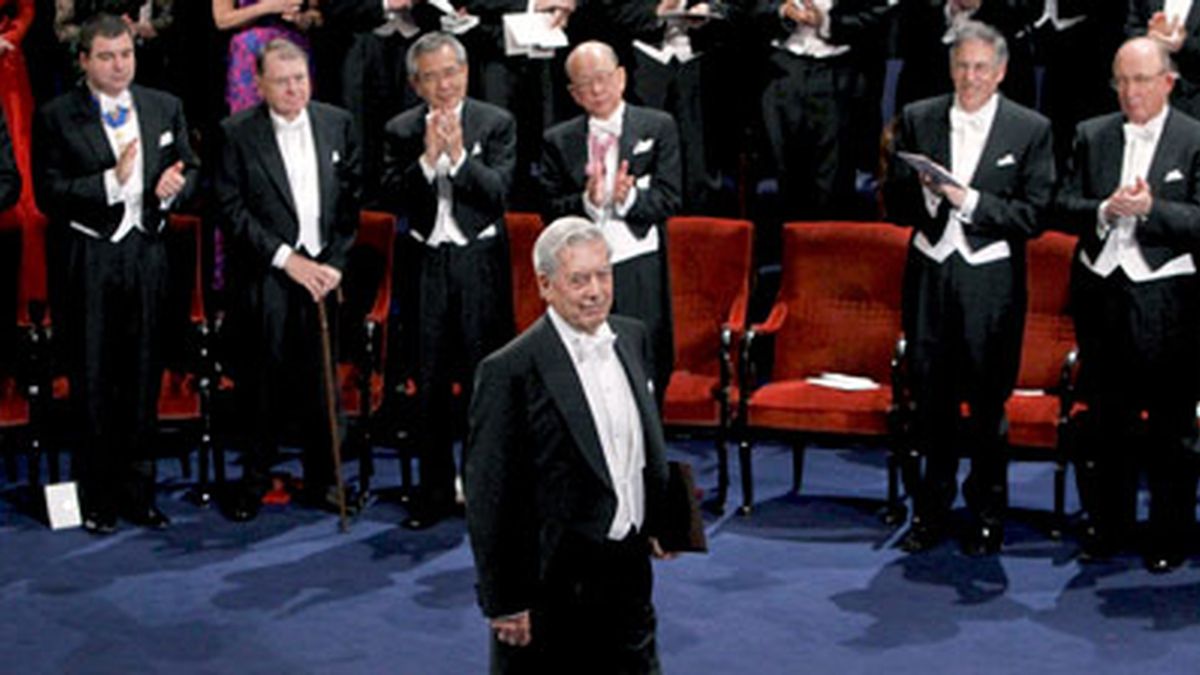Mario Vargas Llosa recogió la medalla y el diploma que le reconocen premio Nobel de Literatura, de manos del rey Carlos Gustavo de Suecia durante la ceremonia de entrega de los galardones.Vídeo: Informativos Telecinco.