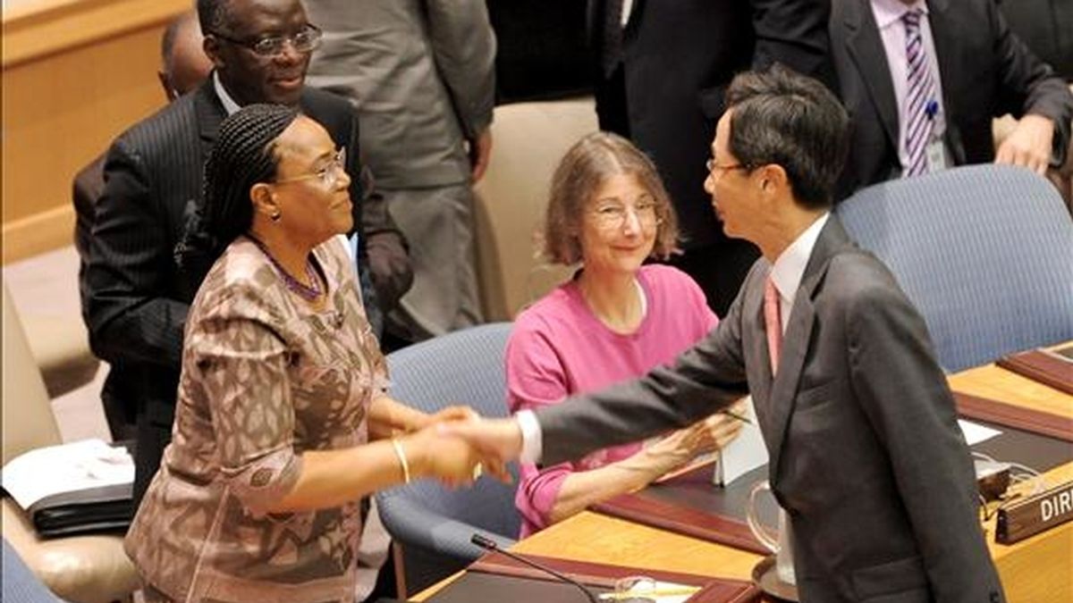 La representante permanente de Nigeria en las Naciones Unidas, Joy Ogwu (izq), estrecha la mano del embajador surcoreano en la ONU Park In-Kook tras emitir un comunicado en el que esta organización condena unánimemente el ataque contra un barco de Corea del Sur. EFE