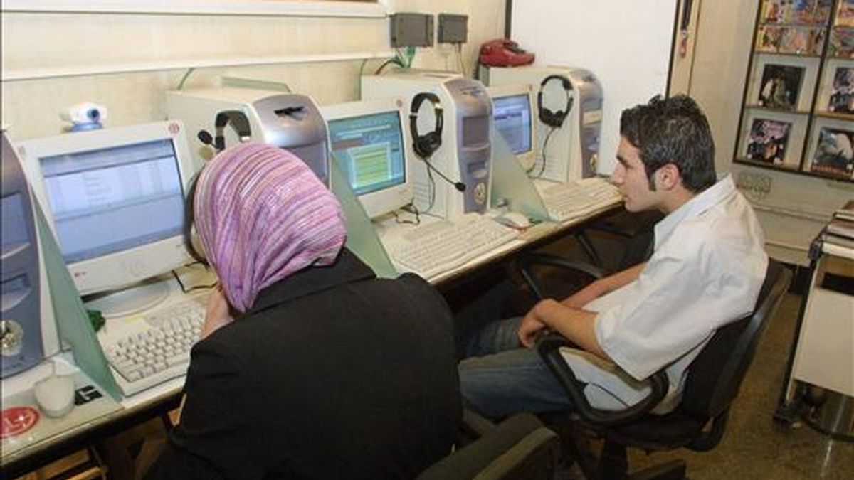 Dos jóvenes iraníes navegan por internet en un cibercafé de Teherán. EFE/Archivo