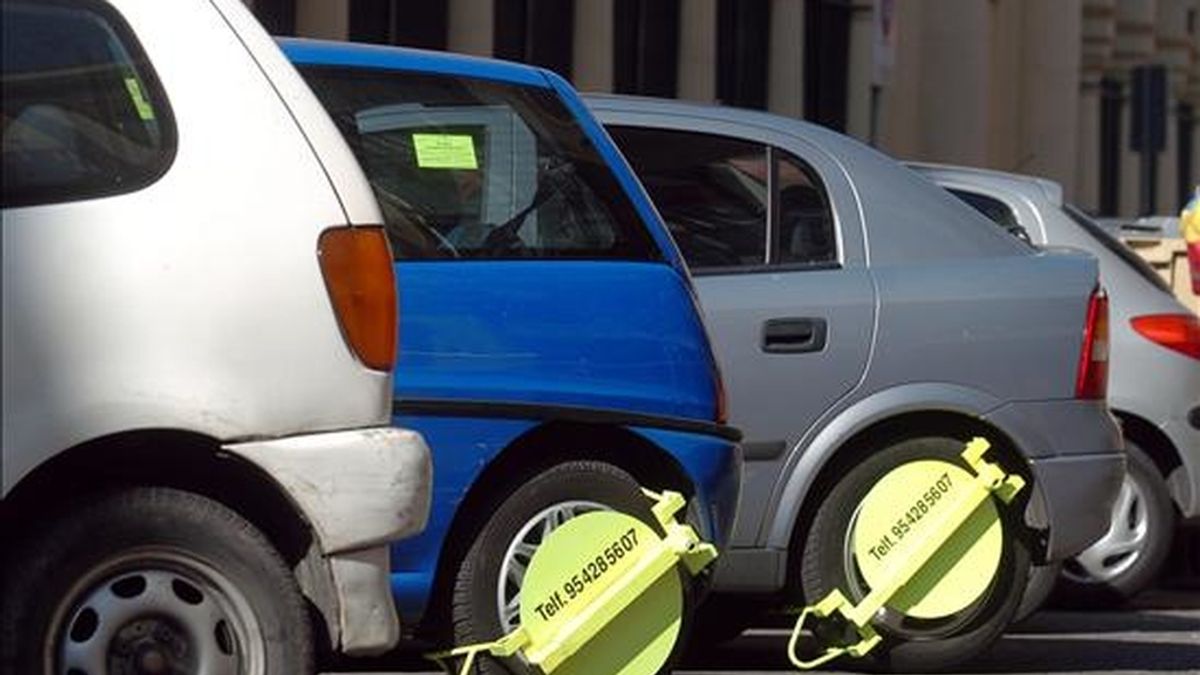 Un vehículo aparcado en zona azul sin la debida autorización no podrá ser retirado por la grúa aunque sí podrá ser multado. Vídeo: Atlas.