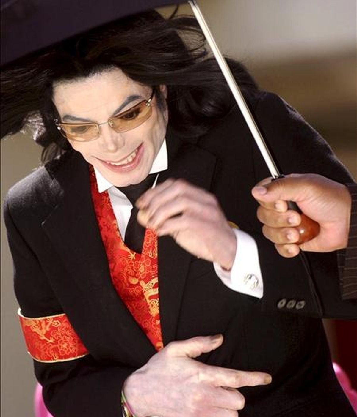 Fotografía de archivo realizada el 14 de abril de 2005 que muestra al 'rey del pop' Michael Jackson a su salida del al tribunal de Santa Bárbara, en Santa María, Estados Unidos. El legendario Michael Jackson murió ayer, 25 de junio, a los 50 años en Los Ángeles, después de que fuera encontrado en su mansión de Bel Air en coma, tras sufrir aparentemente una parada cardíaca. EFE/Archivo
