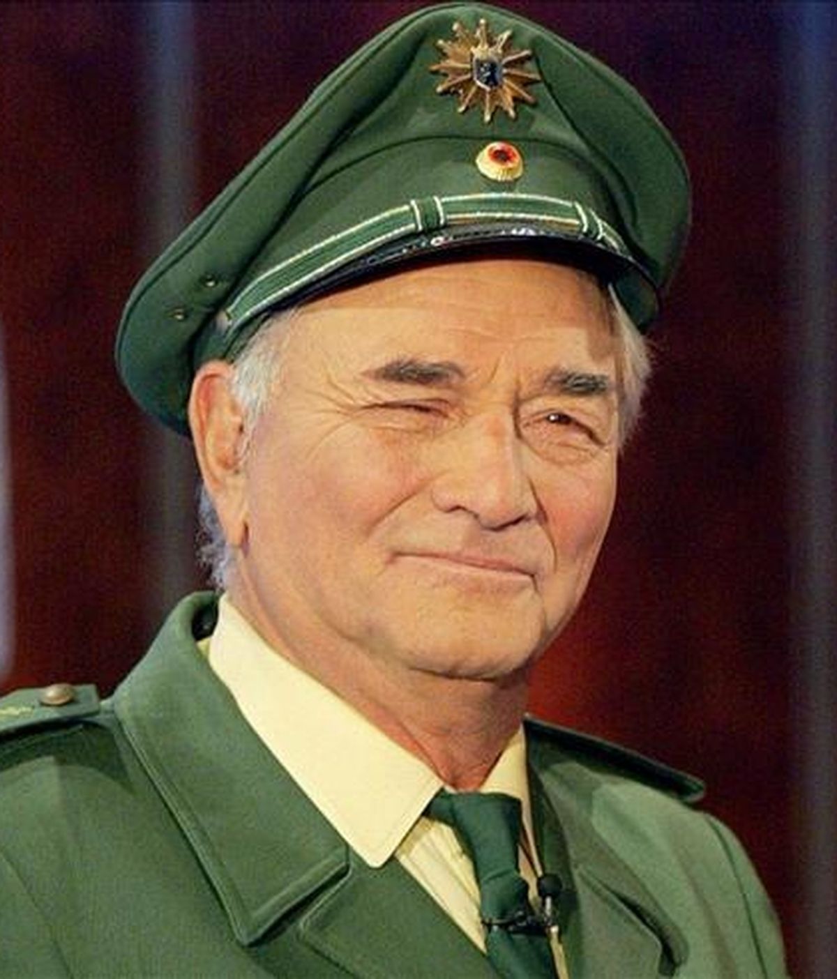 Peter Falk (en la imagen) empezó a mostrar señales de demencia senil en 2005 y su estado empeoró tras someterse a operaciones dentales y de cadera en 2007 y 2008. EFE/Archivo Peter Falk (en la imagen) empezó a mostrar señales de demencia senil en 2005 y su estado empeoró tras someterse a operaciones dentales y de cadera en 2007 y 2008. EFE/Archivo
