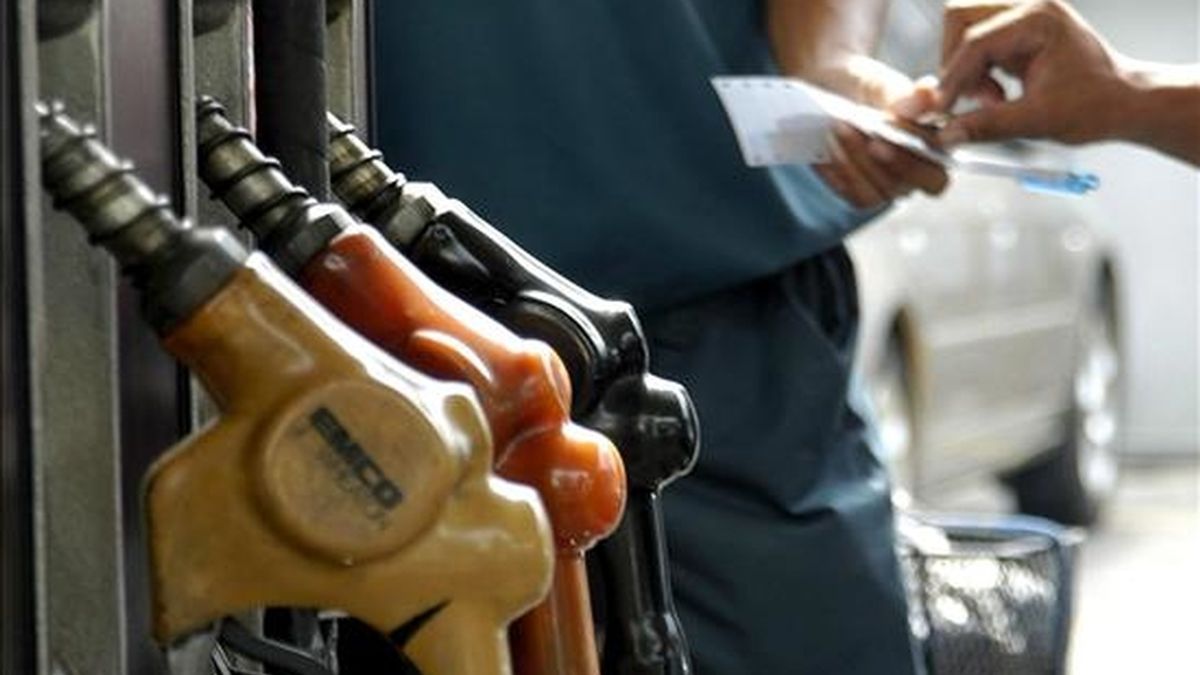 En mayo los precios de los combustibles subieron un 0,2 por ciento, y los de las gasolinas aumentaron un 3,1 por ciento. EFE/Archivo