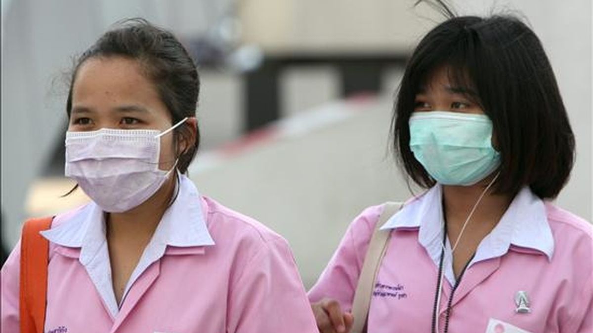 Estudiantes tailandesas se protegen con mascarillas en una zona comercial del centro de Bangkok. EFE