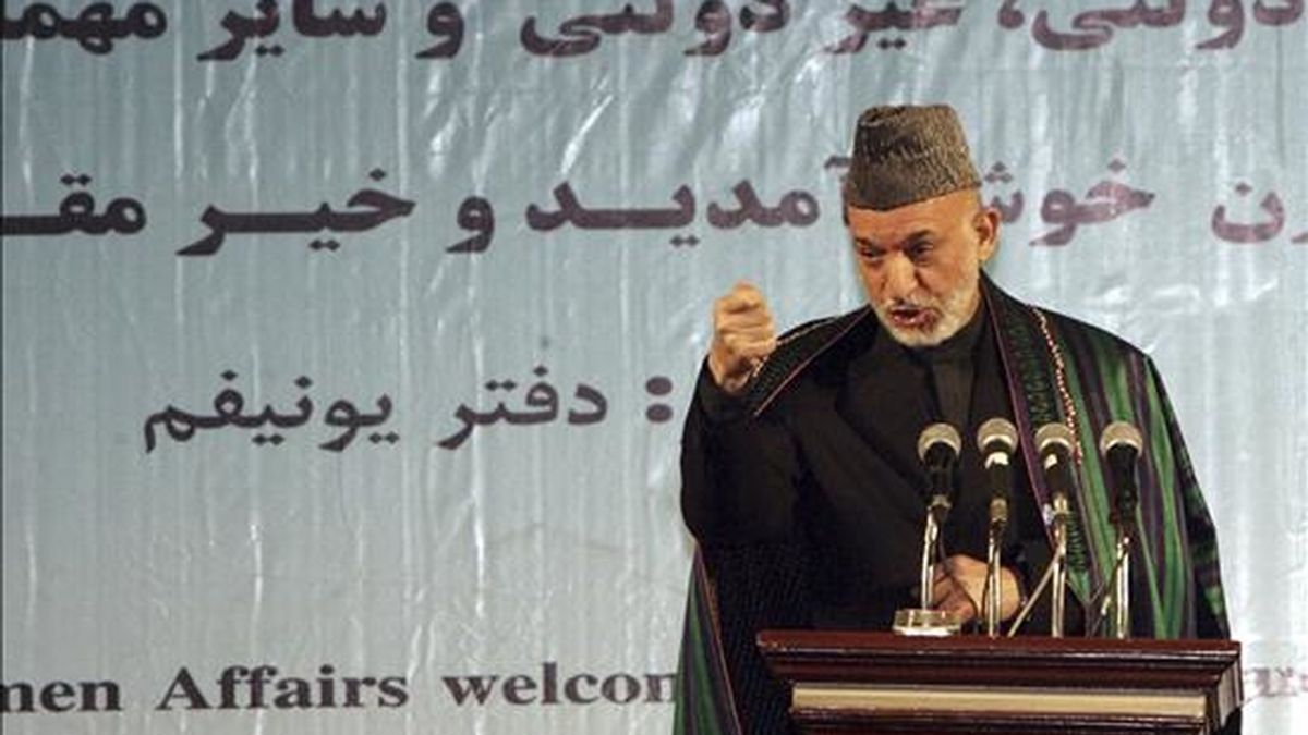 El presidente de Afganistán, Hamid Karzai, pronuncia un disurso sobre los derechos de la mujer en Kabul, Afganistán, el miércoles 24 de noviembre de 2010. La Comisión Electoral Afgana (IEC) publicó el miércoles 24 de noviembre los resultados oficiales definitivos de las elecciones al Parlamento afgano del pasado 18 de septiembre. EFE