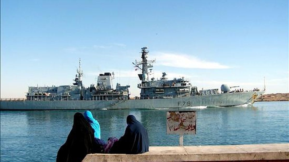 Unas mujeres observan la fragata "HMS Portland" de la Armada británica a su paso por el canal de Suez cerca de Suez (Egipto), el 3 de diciembre pasado. La OTAN desplegará en julio en el Índico una nueva misión anti-piratería. EFE/Archivo