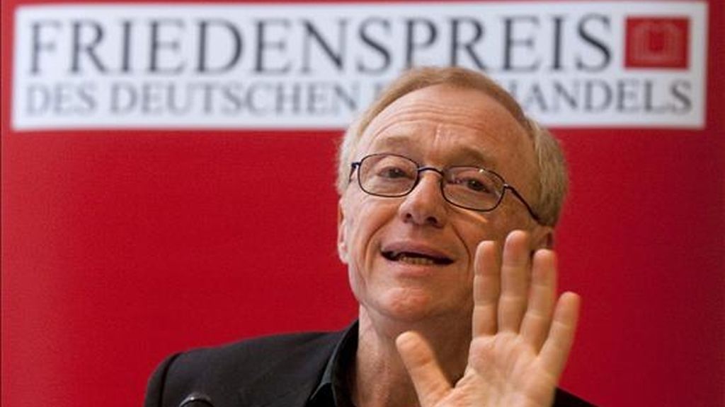 El escritor israelí, David Grossmann, habla de su obra y de su postura ante la situación en Oriente Medio durante una rueda de prensa hoy en la Feria del Libro de Fráncfort, Alemania. EFE El escritor israelí, David Grossmann, habla de su obra y de su postura ante la situación en Oriente Medio durante una rueda de prensa hoy en la Feria del Libro de Fráncfort, Alemania. EFE