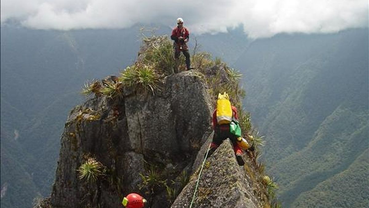 El Ministerio de Asuntos Exteriores ha confirmado esta tarde el fallecimiento de los dos montañeros españoles que estaban desaparecidos en Perú después de haber sufrido un accidente cuando ascendían el nevado de Chacraraju, en la Cordillera Blanca de los Andes, al norte de Lima. EFE/Archivo