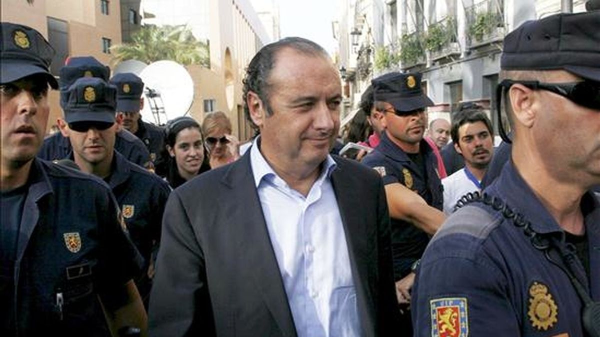 El presidente de la Diputación y del PP de Alicante, José Joaquín Ripoll (c), tras prestar declaración ante ante el titular del juzgado número 3 de Orihuela, Carlos Sanmartín. EFE