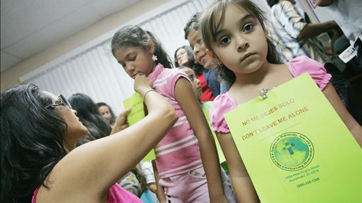 Una niña hija de padres nicaragüenses muestra un cartel que dice "no me dejes solo", en la Fraternidad Americana de Miami (EEUU), durante la manifestación de un grupo de niños cuyos progenitores han sido deportados. EFE/Archivo