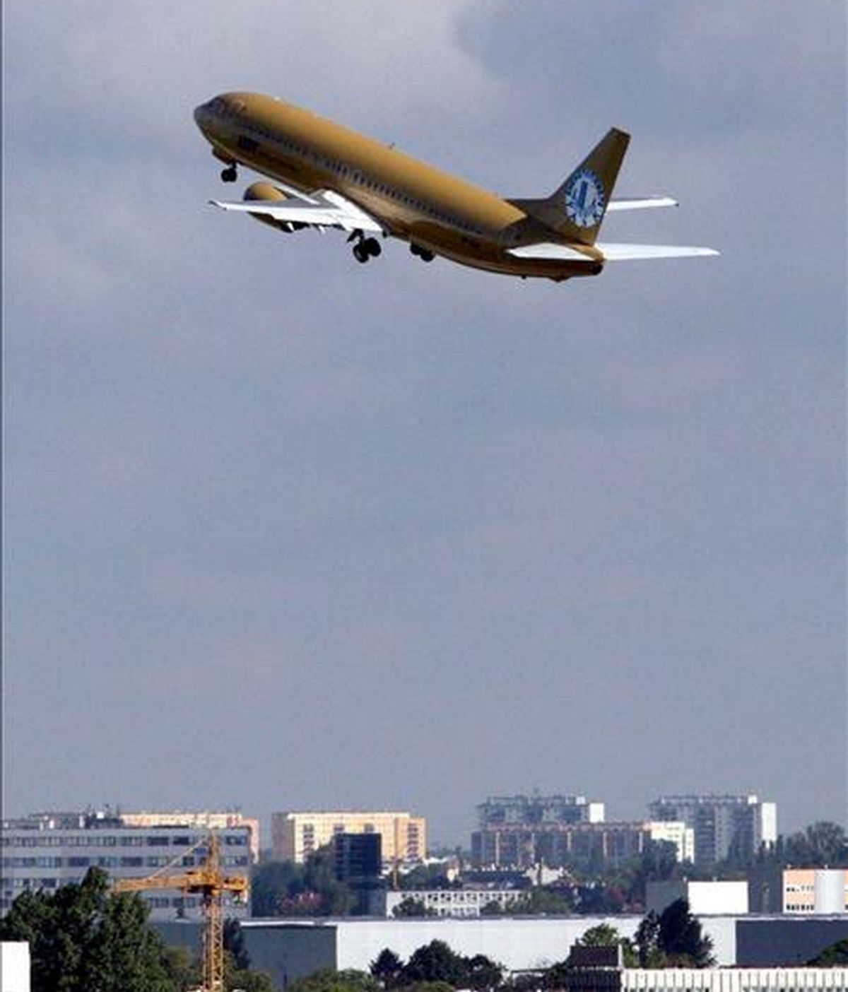 En la imagen, un avión de las aerolíneas polacas pintado de dorado despega del aeropuerto de Varsovia, Polonia. EFE/Archivo