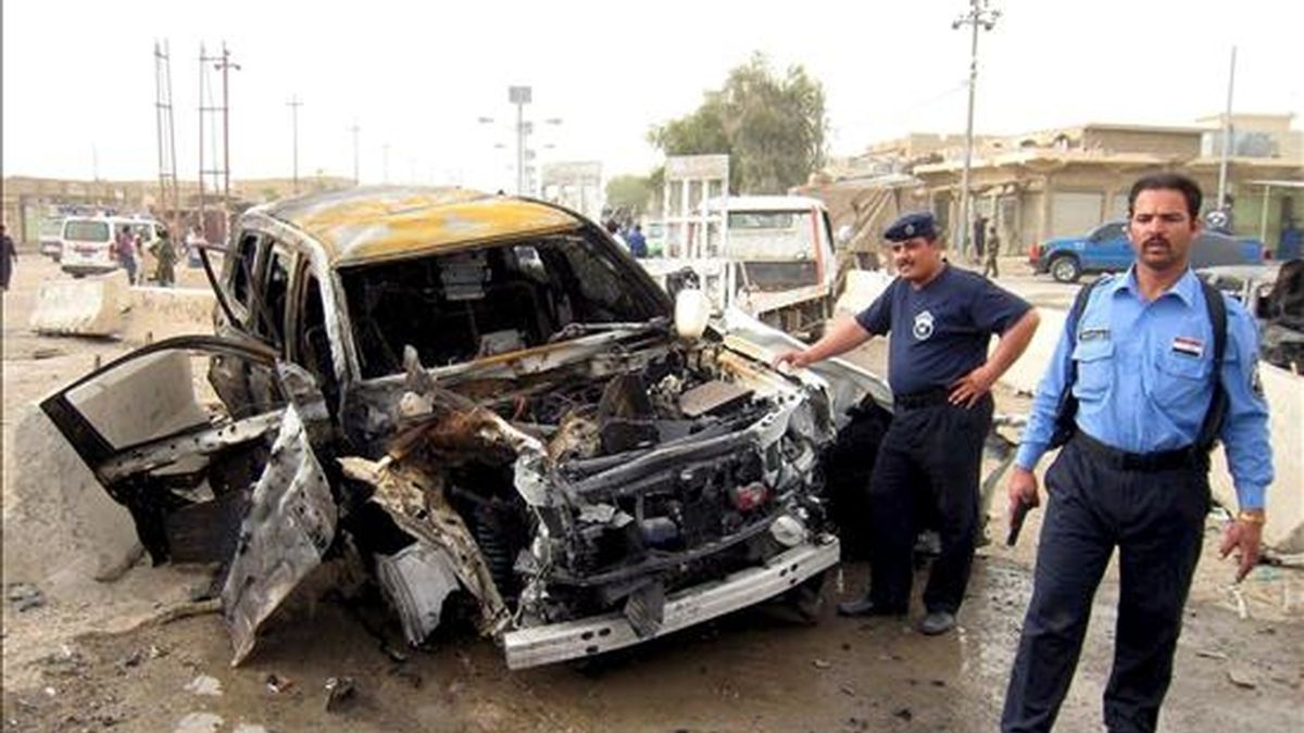 Policías iraquíes inspeccionan los restos de un coche utilizado en un atentado con coche bomba, ayer martes 7 de abril, Faluya, Irak. Hoy se ha registrado otro ataque con víctimas mortales en Bagdad. EFE