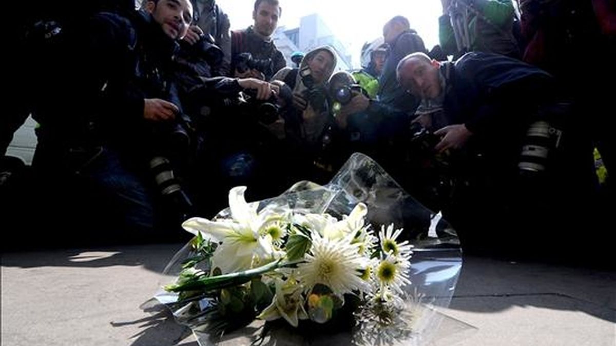 Unos manifestantes depositan un ramo de flores frente al Banco de Inglaterra en recuerdo del hombre que murió el pasado 1 de abril durante una de las protestas, organizadas en el centro de Londres contra la cumbre del G20. EFE/Archivo