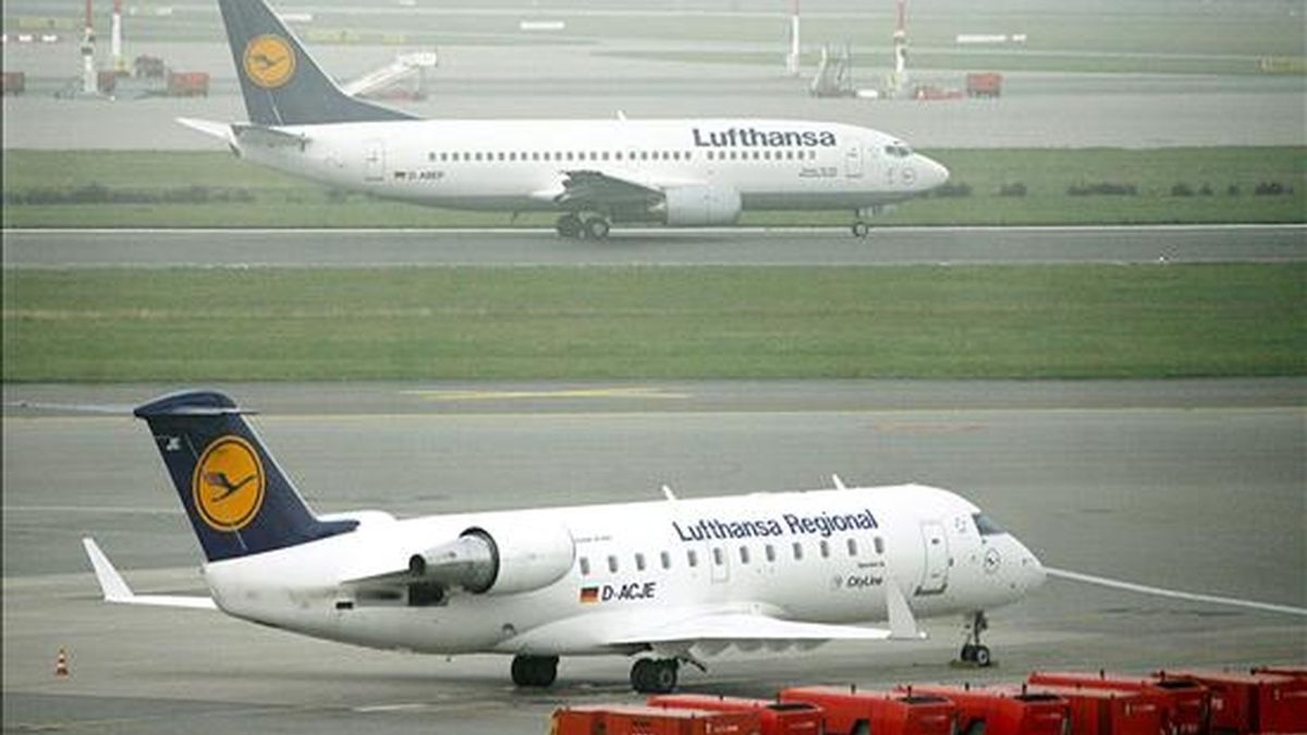 Un avión de CityLine, filial de Lufthansa, aparca en el aeropuerto de Hamburgo (Alemania). EFE/Archivo