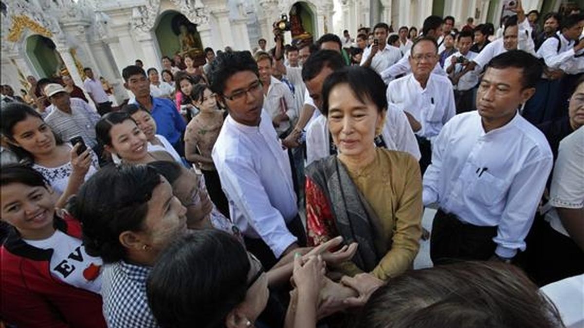 La líder pro democracia birmana, Aung San Suu Kyi (c), saluda a sus seguidores hoy durante una visita a la pagoda de Shwedagon en Rangún (Birmania -Myanmar). Suu Kyi, premio nobel de la paz, fue liberada el pasado 13 de noviembre tras pasar 20 años arrestada. EFE