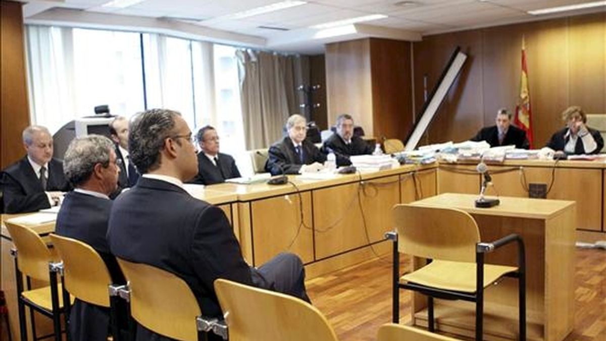 El presidente de Telefónica, César Alierta (primer término-2d), durante el jucio oral que comenzó hoy en la Audiencia Provincial de Madrid, en el que se le acusa de un delito de uso de información privilegiada en la compraventa de acciones de la empresa que encabezaba en 1997. EFE