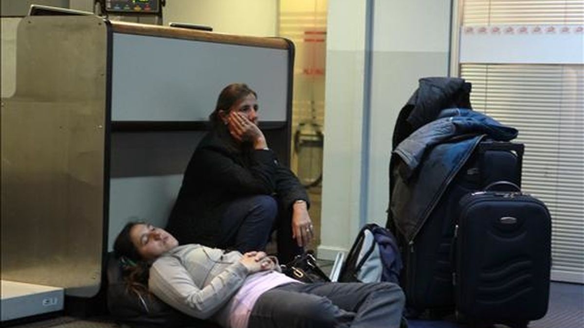 Dos jóvenes esperan por su vuelo con la aerolínea chilena LAN durante una huelga de tripulantes de cabina. EFE/Archivo