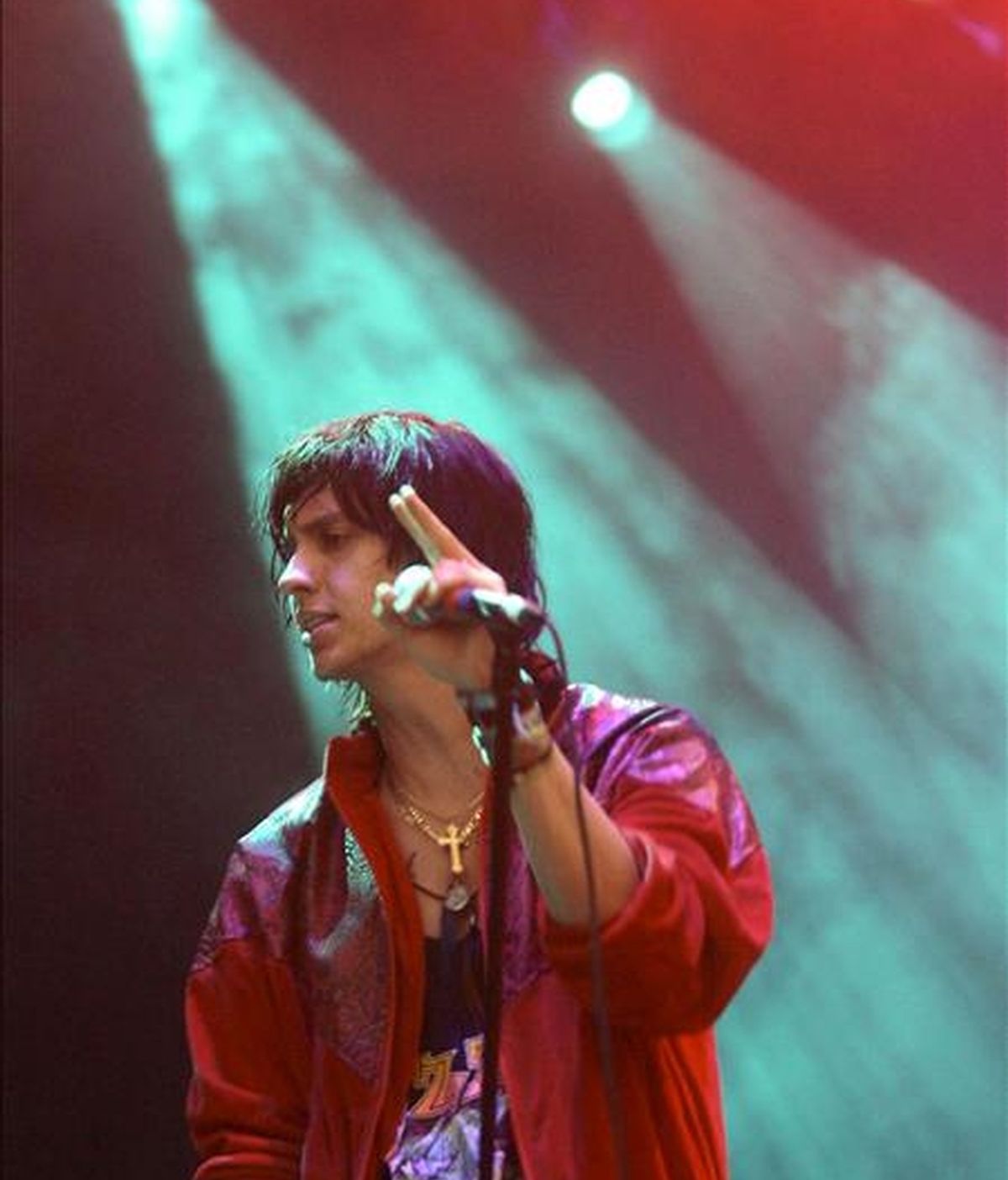 Julian Casablancas, vocalista del grupo estadounidense de inde rock The Strokes, durante su actuación esta noche en la segunda jornada de la XVI Edición del Festival Internacional de Benicássim, que se celebra en la localidad castellonense. EFE