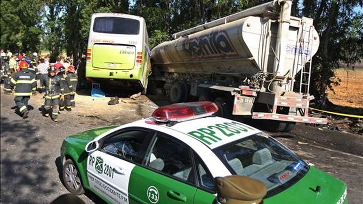 Imagen en la que se observan el autobús y el camión que colisionaron este marte en Melipilla (Chile). Como resultado de este accidente, diecinueve personas murieron y veintidos resultaron heridas, nueve de ellas de extrema gravedad. EFE Imagen en la que se observan el autobús y el camión que colisionaron este marte en Melipilla (Chile). Como resultado de este accidente, diecinueve personas murieron y veintidos resultaron heridas, nueve de ellas de extrema gravedad. EFE