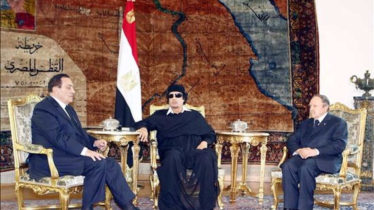 El presidente egipcio, Hosni Mubarak (izq.), hoy en El Cairo junto a su homólogo argelino, Abdelaziz Buteflika (dcha.), y el líder libio, Muamar el Gadafi. EFE