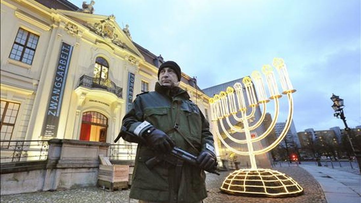 Un policía con una ametralladora vigila el museo judío en Berlín, Alemania. EFE