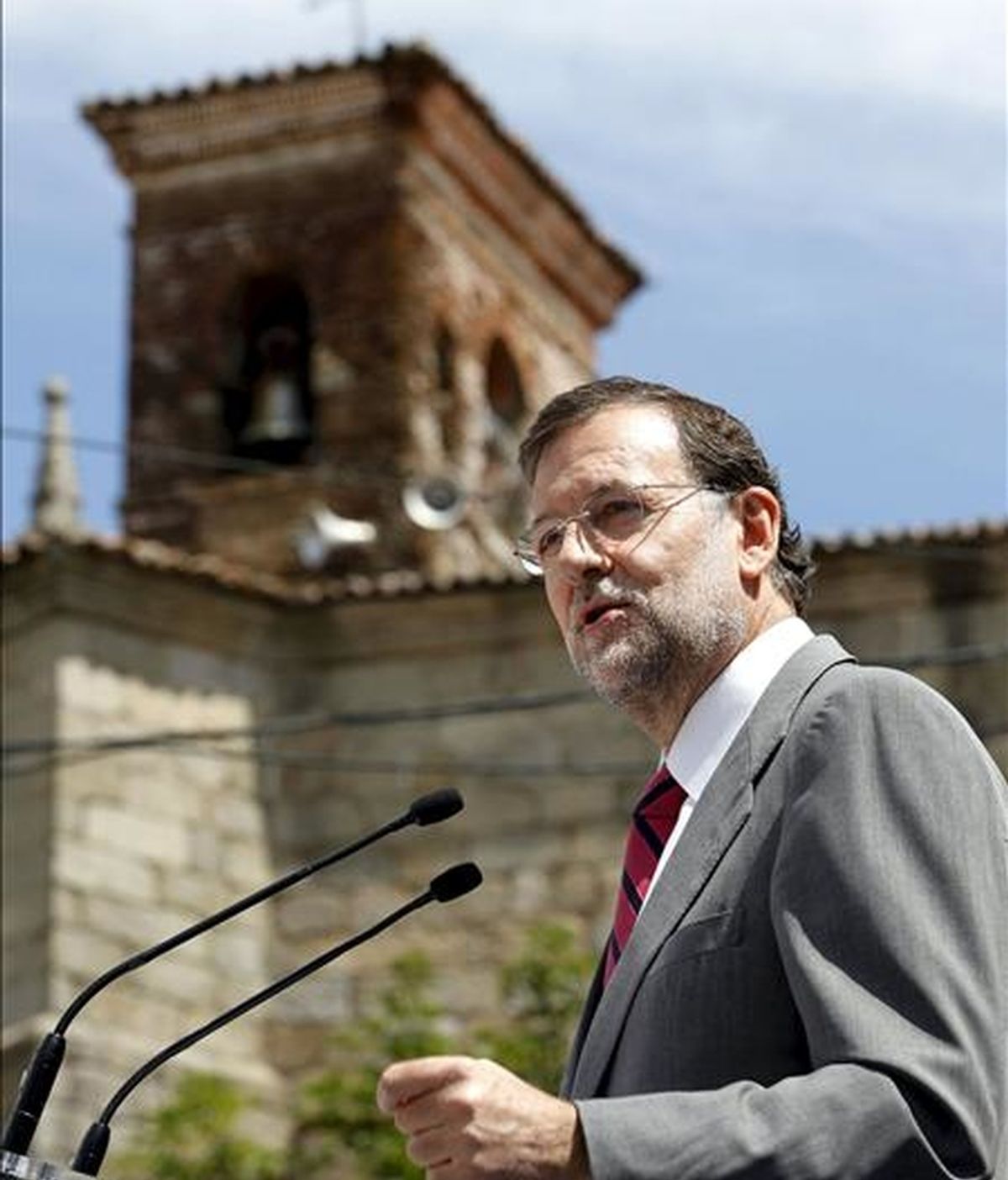 El presidente del PP, Mariano Rajoy, interviene durante el homenaje que ha recibido el alcalde de la localidad abulense de Cuevas del Valle, Licinio Prieto, por ser, a sus 87 años, el regidor más viejo de España. EFE