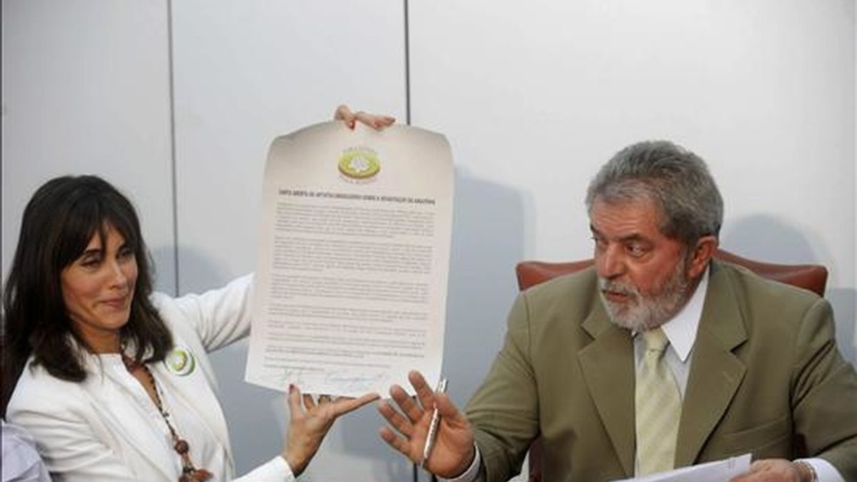 El presidente de Brasil, Luiz Inácio Lula da Silva (d), recibe en su gabinete a la actriz Cristiane Torloni (i), que sostiene la "carta abierta de artistas brasileros sobre la devastación en la Amazonía". Lula se unió a la declaración y firmó la comunicación. EFE