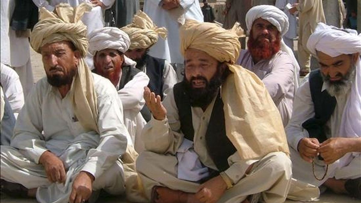 Miembros de la tribu Mehsud celebran una Jirga (asamblea tribal) para discutir sobre los ataques aéreos estadounidenses en las zonas tribales de Pakistan cercanas a la frontera con Afganistán. EFE/Archivo