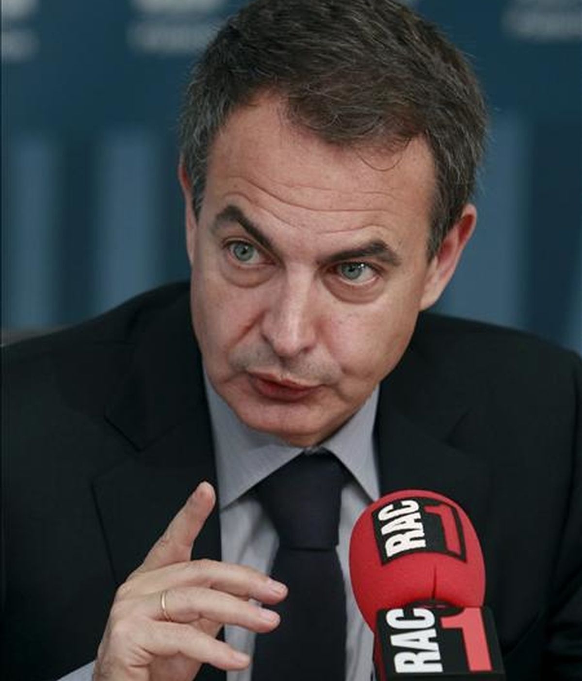 El presidente del Gobierno, José Luis Rodríguez Zapatero, durante una entrevista que ofreció hoy a RAC1. EFE
