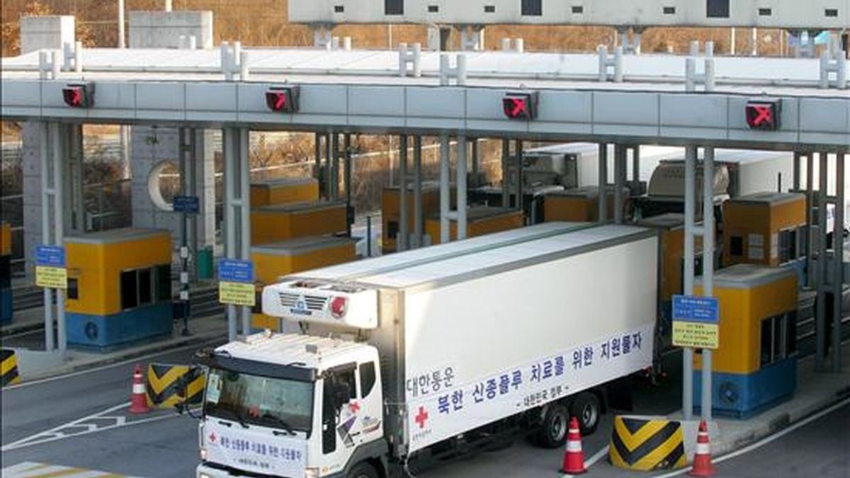 Un camión frigorífico con 500.000 medicamentos contra la gripe AH1N1 circula por la oficina de tránsito próxima a la zona de desmilitarización en Paju, provincia de Gyeonggi (Corea del Sur). EFE/Archivo