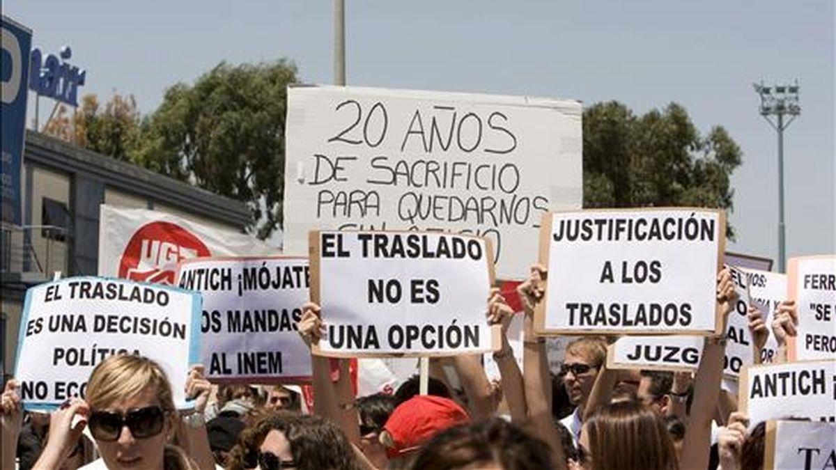 Los trabajadores de Spanair durante la concentración que han protagonizado hoy ante las oficinas de la aerolíneas en Palma en contra de su traslado a Barcelona. EFE