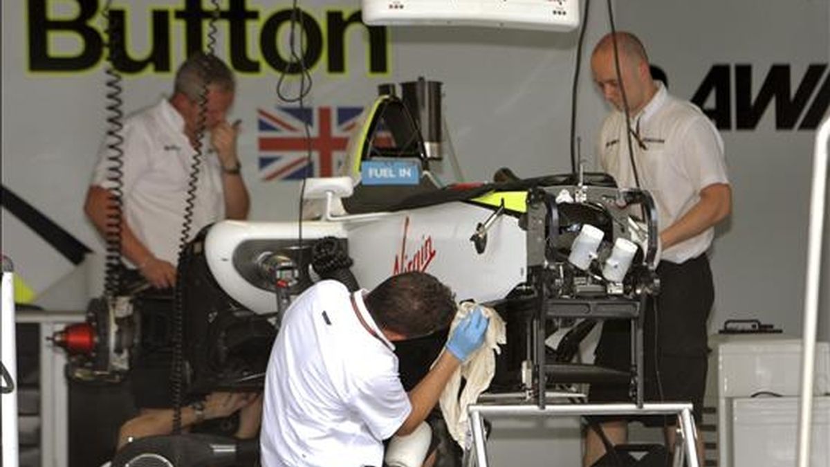 La Corte de Apelación se pronunciará mañana sobre la reclamación por los difusores. En la imagen, mecánicos de la escudería Brawn GP trabajan en el monoplaza del piloto Jenson Button en el circuito de Sepang. EFE/Archivo