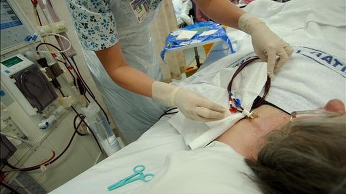 Un paciente de diálisis renal es atendido en un hospital. EFE/Archivo